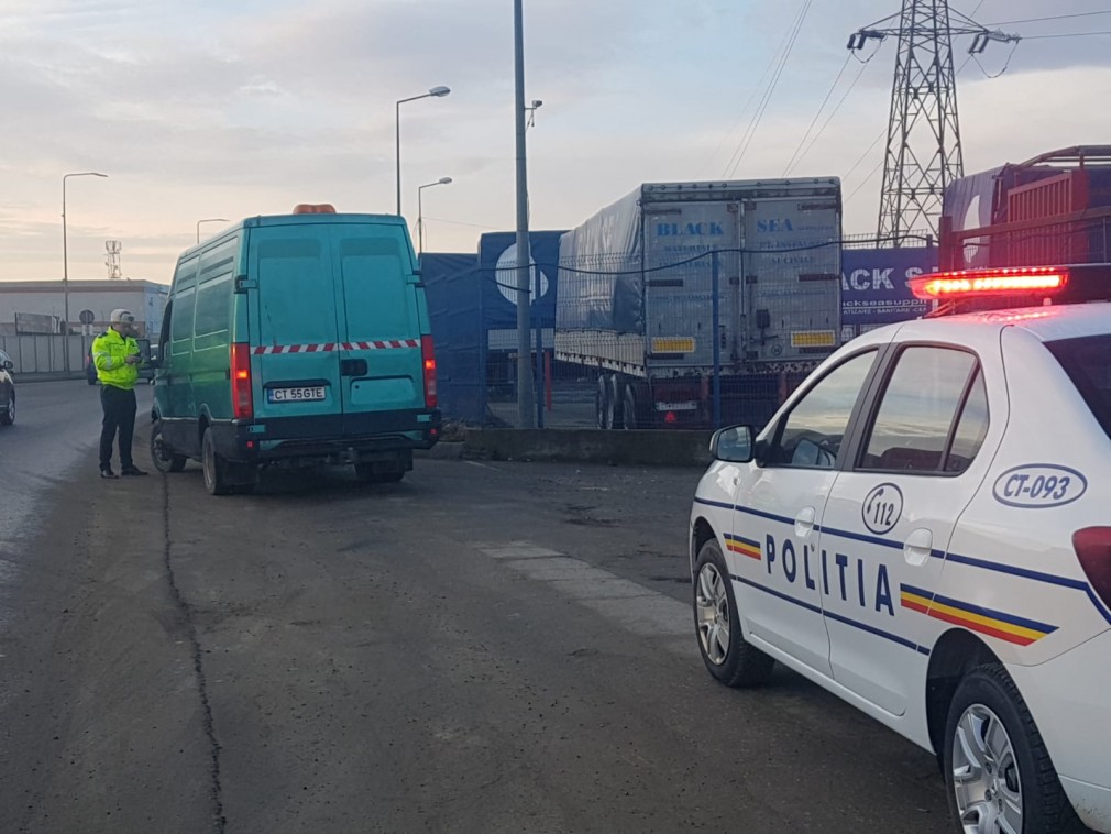 Cinci răniți după un accident între o autoutilitară și microbuz