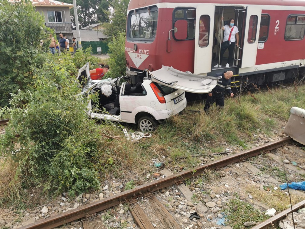 VIDEO. Manelist, lovit de tren în timp ce făcea live pe Facebook