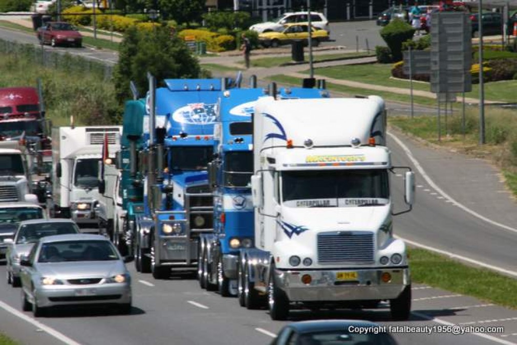 Un șofer de camion a blocat o autostradă ca să îl bată pe un altul