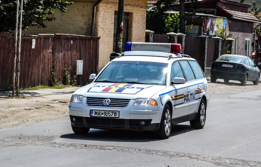 Polițiști răniți de un șofer fără permis