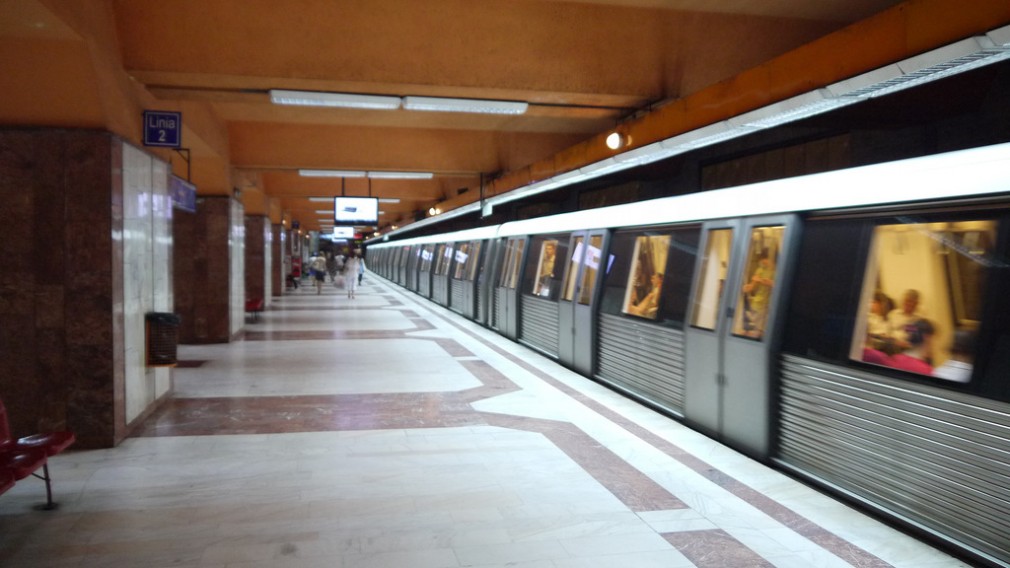 O tânără UCISĂ de metrou