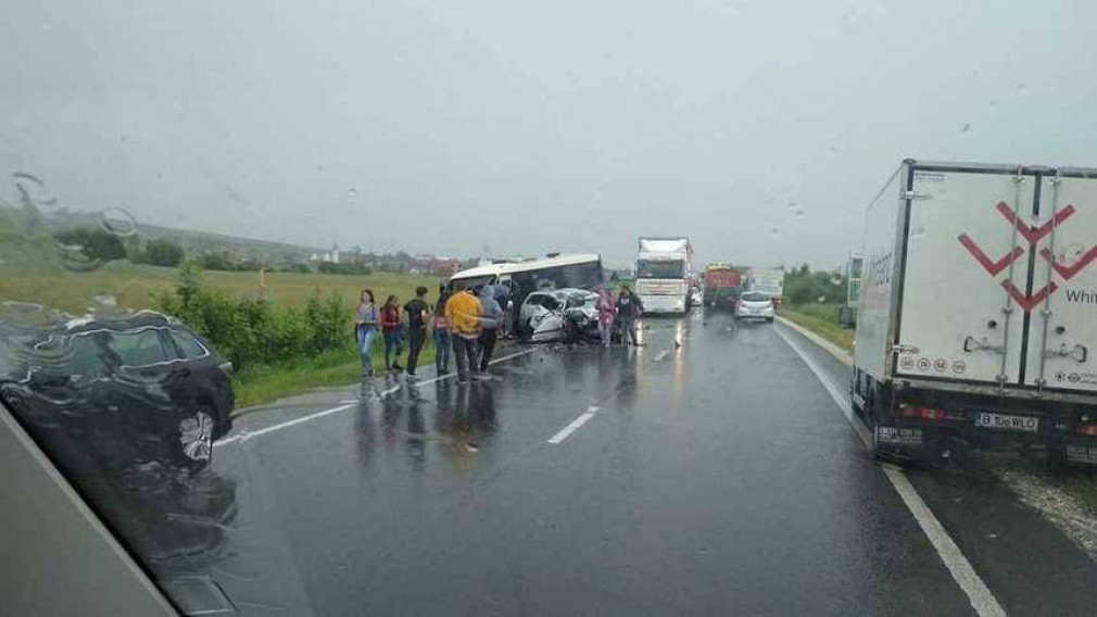 Grav accident cu un autobuz în care se aflau 20 de persoane