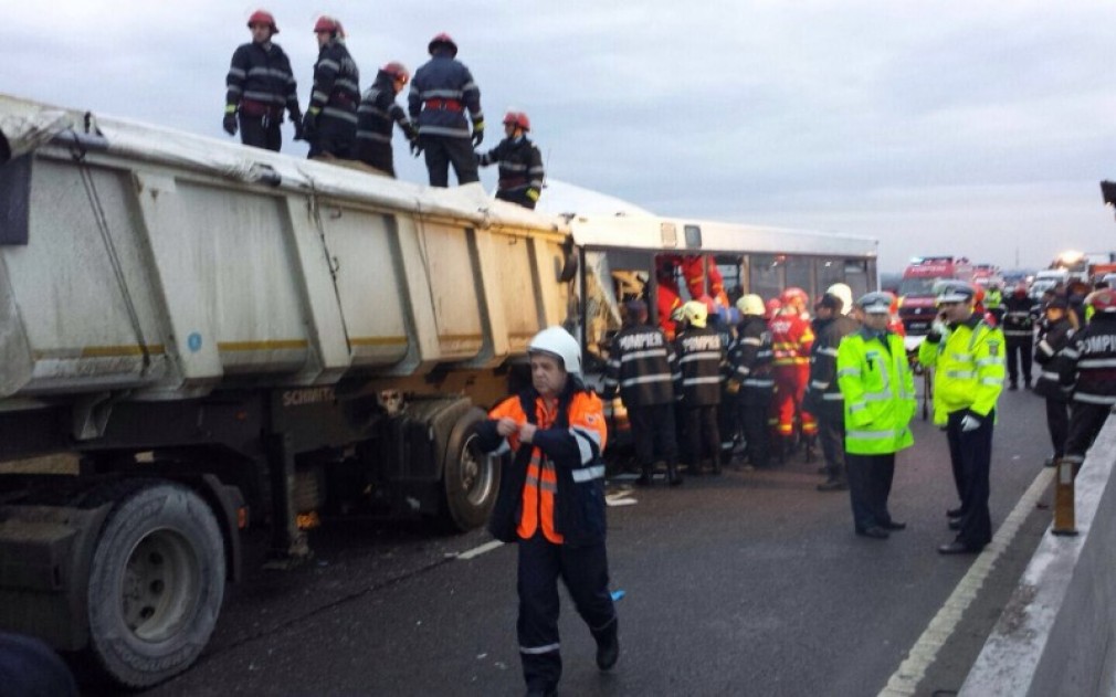 Accident rutier în Strejnic. Autoturism lovit de tir