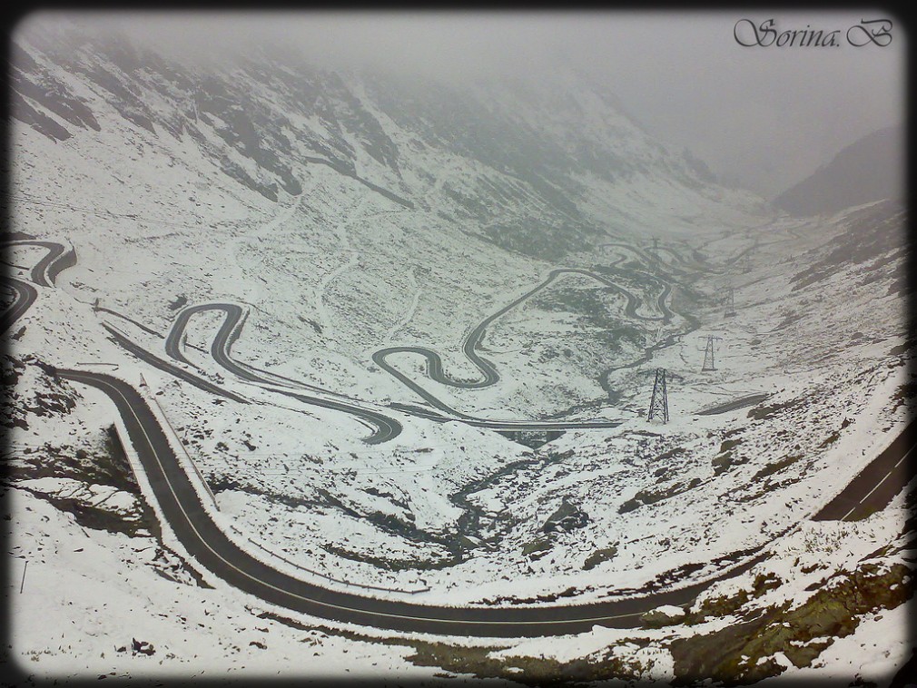 Circulaţia pe DN 7C - Transfăgărăşan se desfăşoară în condiţii de iarnă