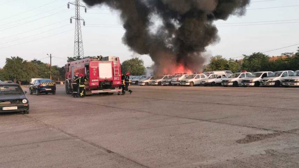 Cinci maşini de poliţie, afectate de un incendiu