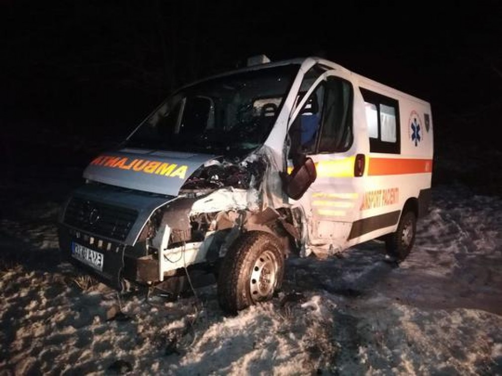 Ambulanță implicată într-un accident