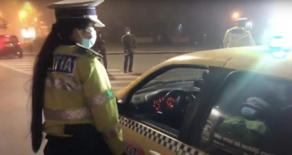 Şofer cu permisul suspendat, urmărit de poliţişti după ce nu a oprit la semnal