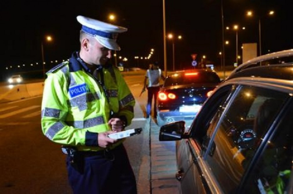 Bărbat căutat de poliţişti după ce ar fi lovit două persoane cu un cuţit. A fost prins în vamă