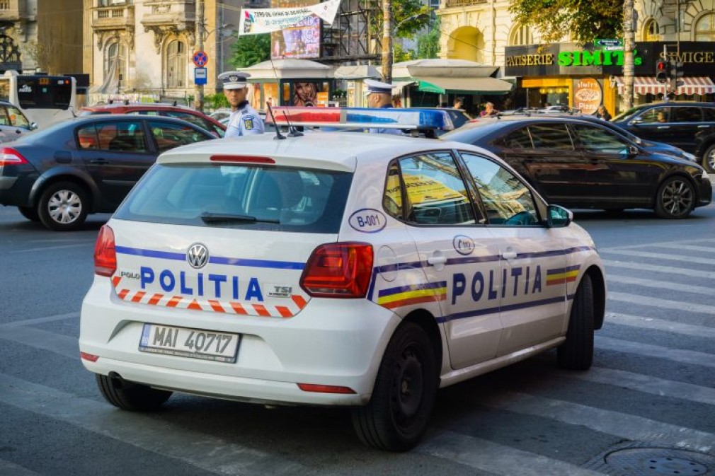 Bărbat agresiv faţă de un poliţist şi un jandarm, împuşcat în picior şi cercetat pentru ultraj