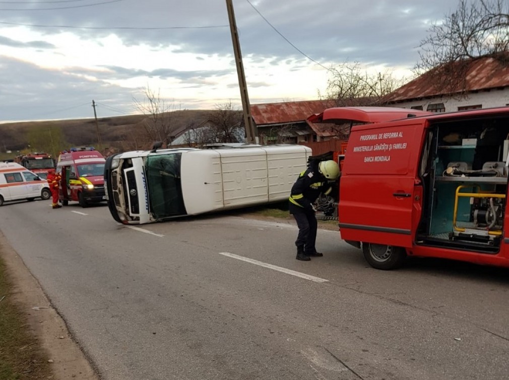FOTO. Două persoane au fost rănite într-un accident în care au fost implicate o maşină şi un microbuz