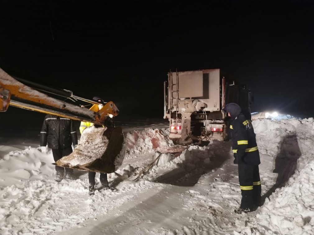 Nouă persoane au fost ajutate de pompieri, după ce au rămas în mai multe maşini înzăpezite