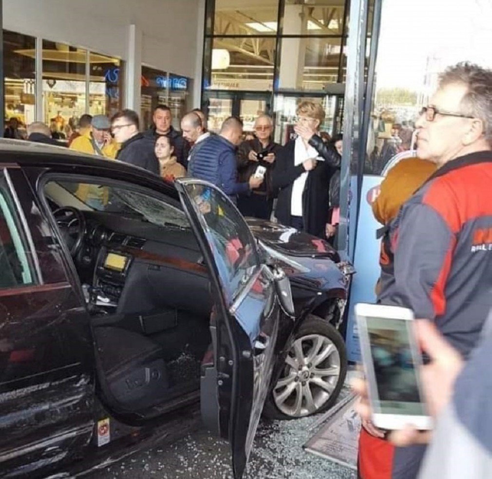 A intrat, deliberat, cu mașina în 9 oameni