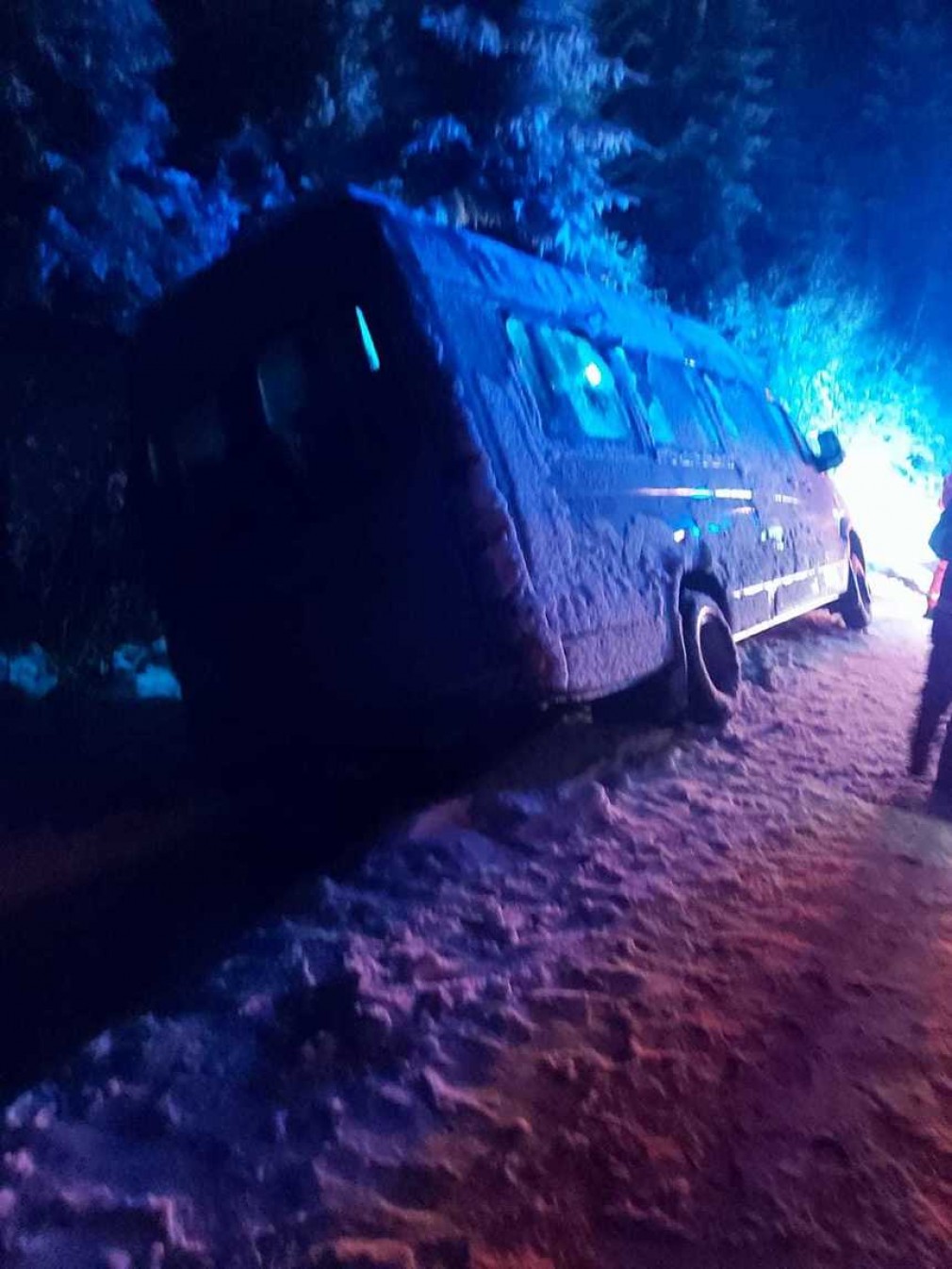 Microbuz cu 15 adolescenţi, implicat într-un accident rutier