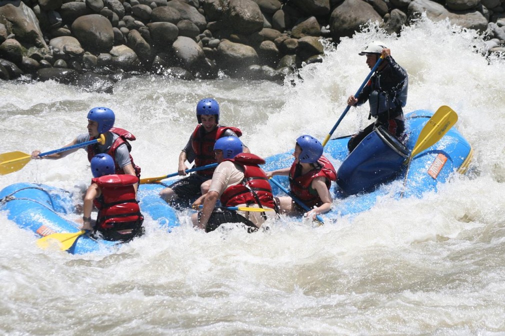 Un tânăr care făcea rafting pe Jiu a murit