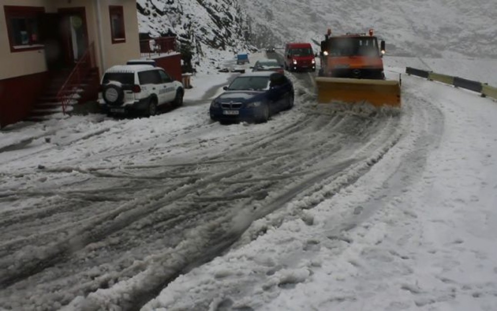 Ultimele autovehicule cu turiști au reușit să iasă de pe Transfagărășan, cu ajutorul DRDP Brașov și București