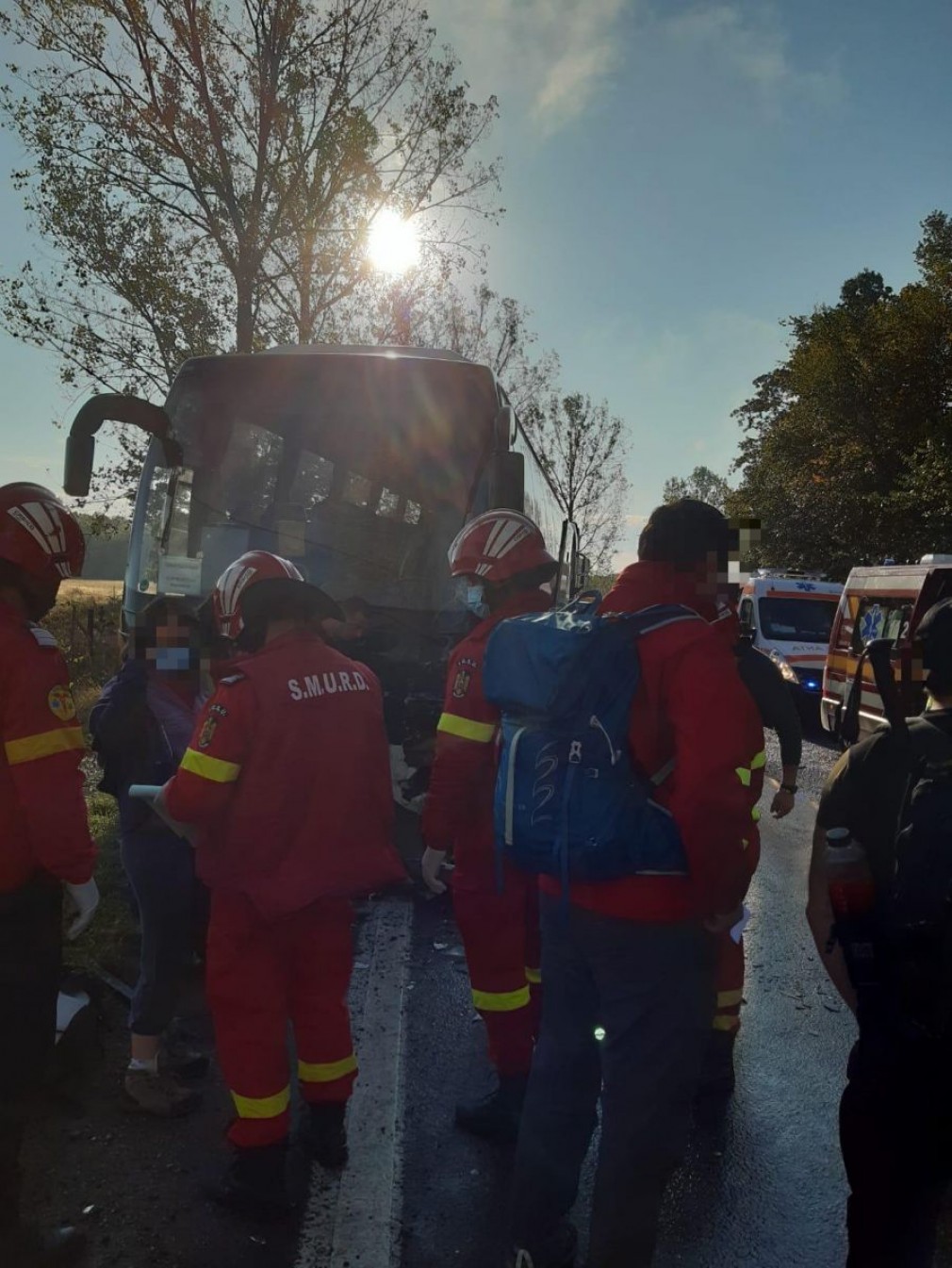 Opt persoane, rănite într-un accident produs între o dubiţă şi un autocar