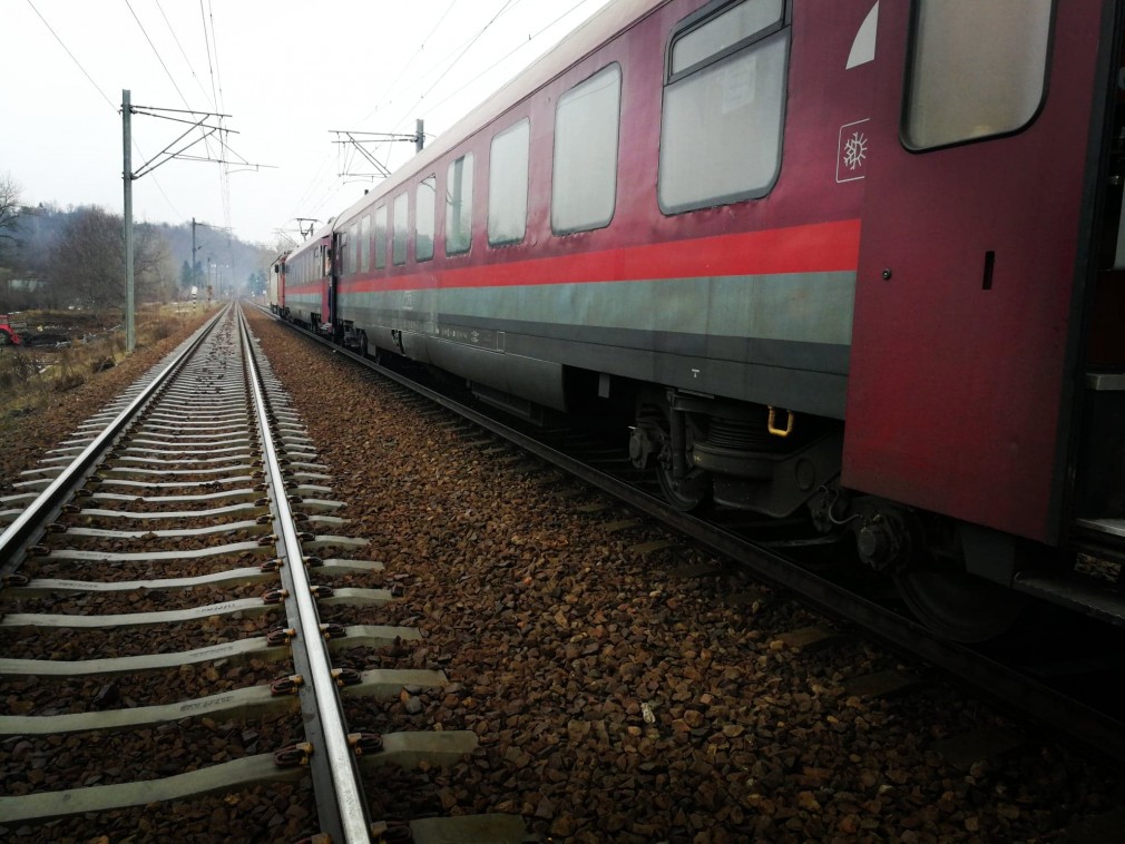 Adolescentă rănită grav după ce autoturismul în care se afla a fost lovit de tren