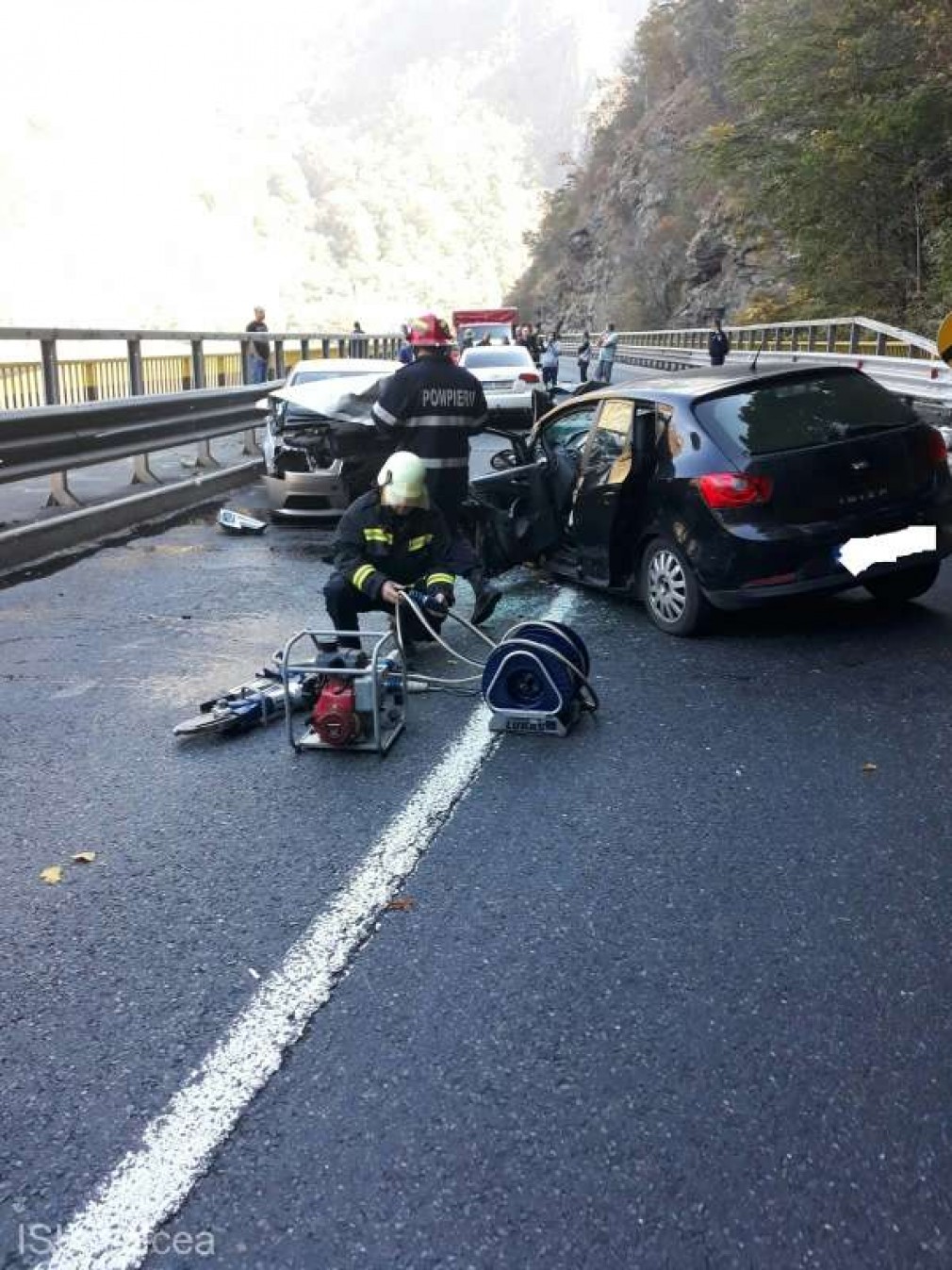 Cinci persoane rănite într-un accident pe Valea Oltului provocat de un şofer ce încerca să depăşească o coloană de maşini