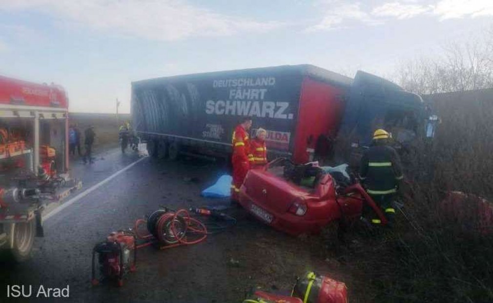 Un preot și soția, morți după ce au ajuns sub un CAMION