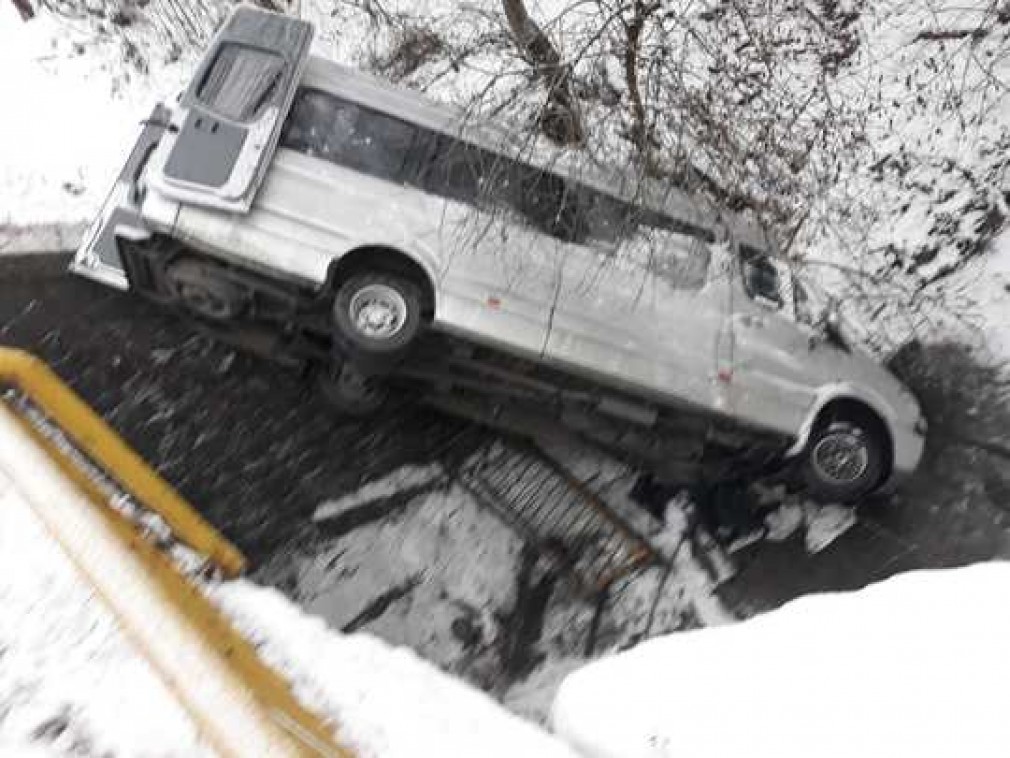 Accident la ieşirea din Năsăud: Microbuz cu pasageri căzut de pe un pod