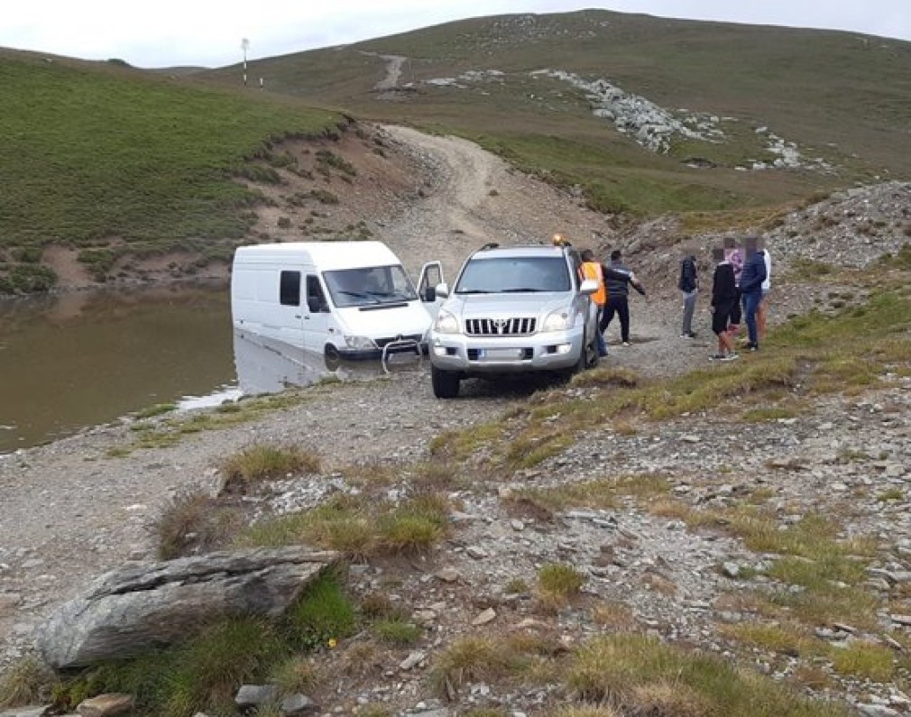 Transalpina: Microbuz plin cu turişti rămas blocat într-o zonă cu apă şi nămol