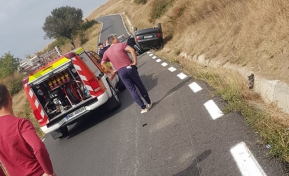 Mașină cu roțile în sus după accident