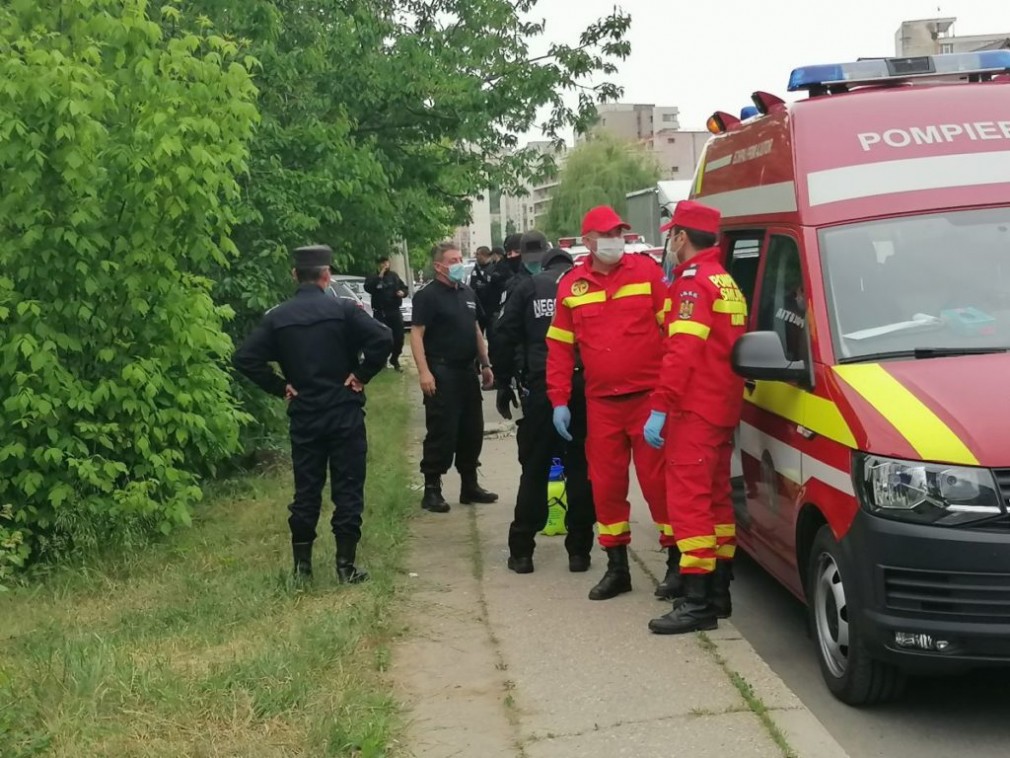 Patru persoane rănite după coliziunea a două autovehicule pe DN 6