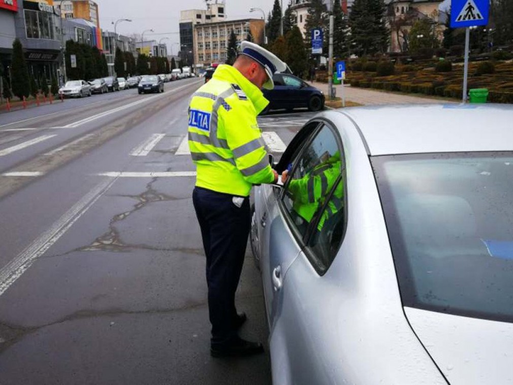 Bărbat arestat după ce a aruncat cu pietre într-un echipaj de poliţie