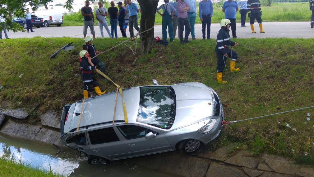 Accident cu trei maşini - cinci adulţi şi un copil fiind răniţi