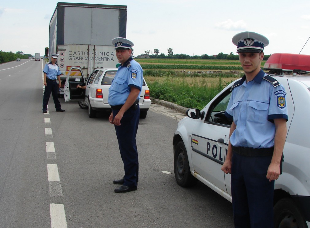 Un bărbat de 72 de ani a murit acroşat de o maşină pe marginea drumului