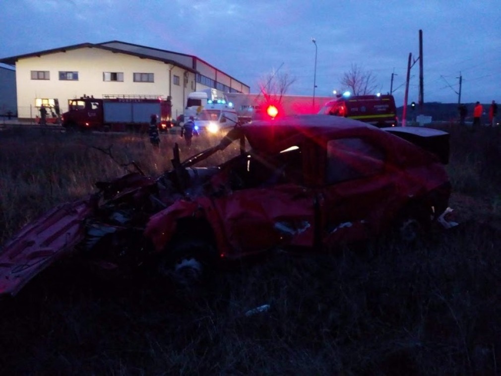 Un mort şi un rănit după ce un autoturism a fost lovit de o locomotivă