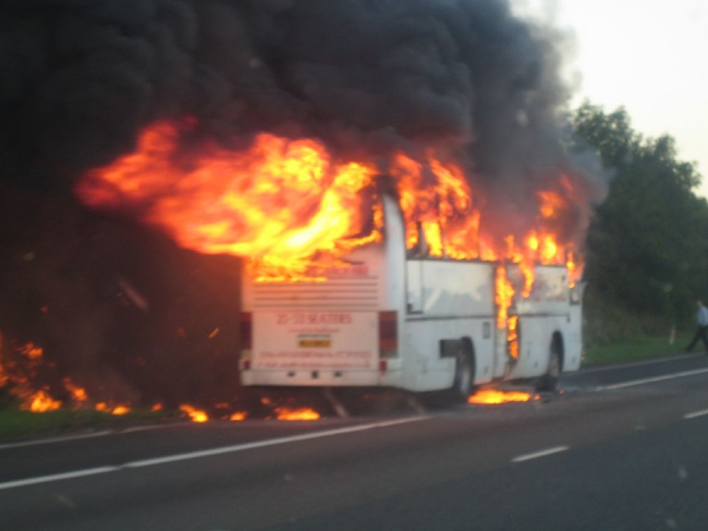 Un autocar cu zeci de pasageri a luat FOC