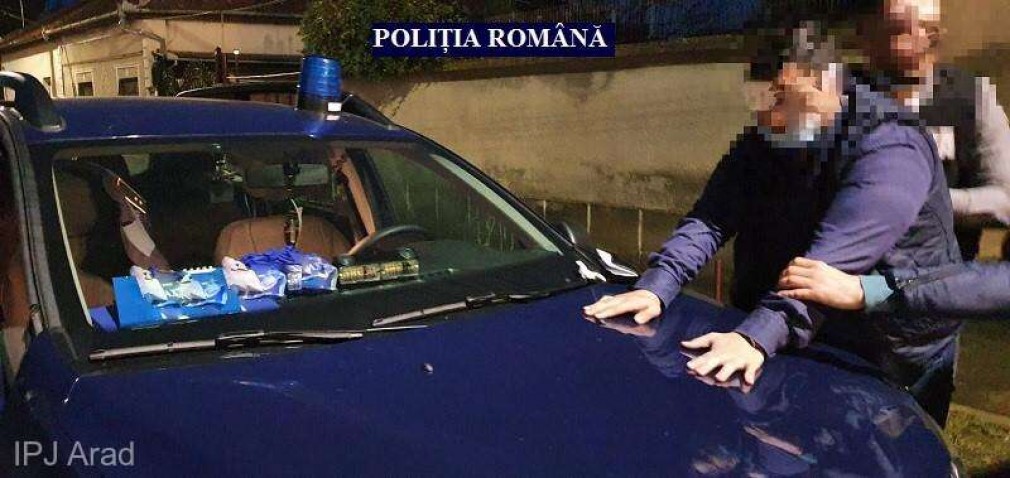 Tânăr cu uniformă de poliţist care oprea maşini în trafic, reţinut