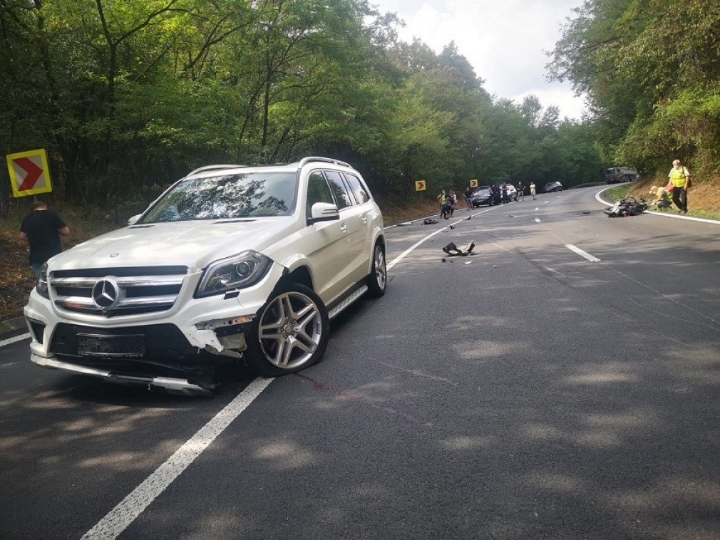 Motociclist, mort după ce a intrat sub un SUV
