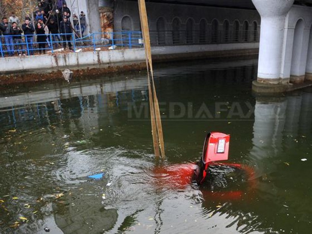 Arestat pentru că nu a salvat o femeie care a căzu cu mașina în lac