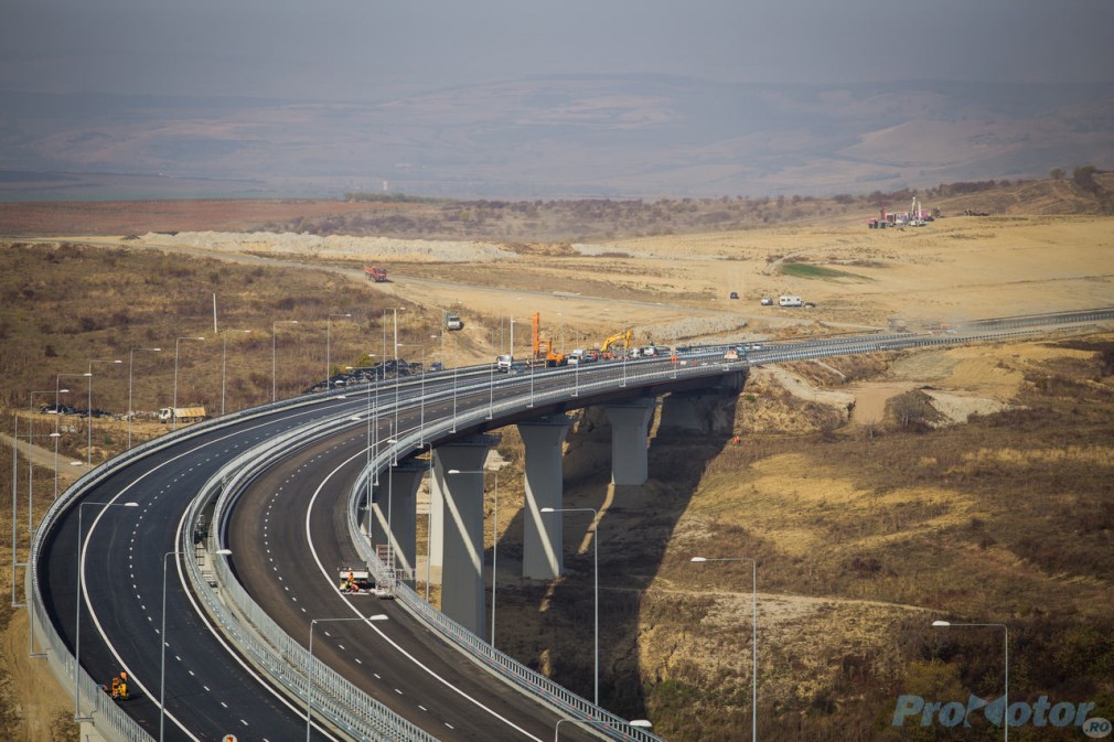 Bărbat de 77 de ani prins conducând pe autostradă pe contrasens