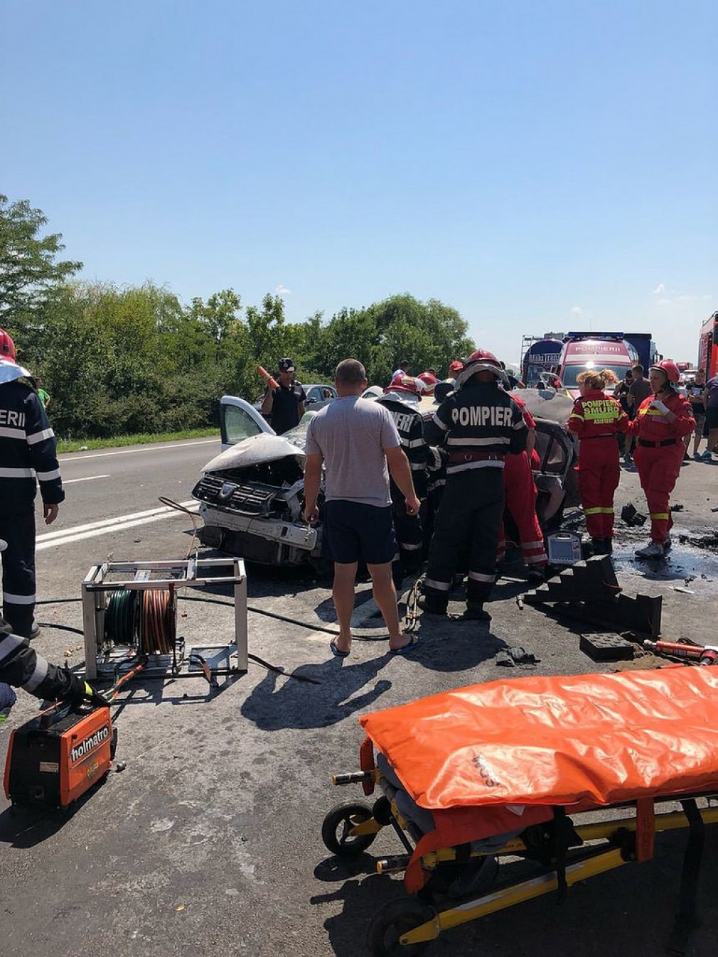 Un motociclist a murit după ce a intrat într-o maşină