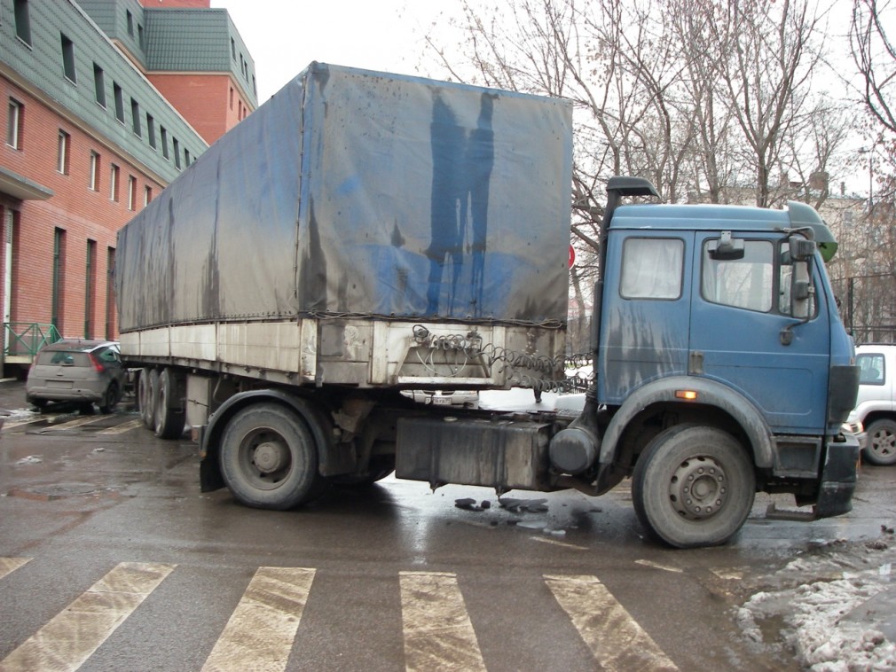 Fetiță, lovită de camion