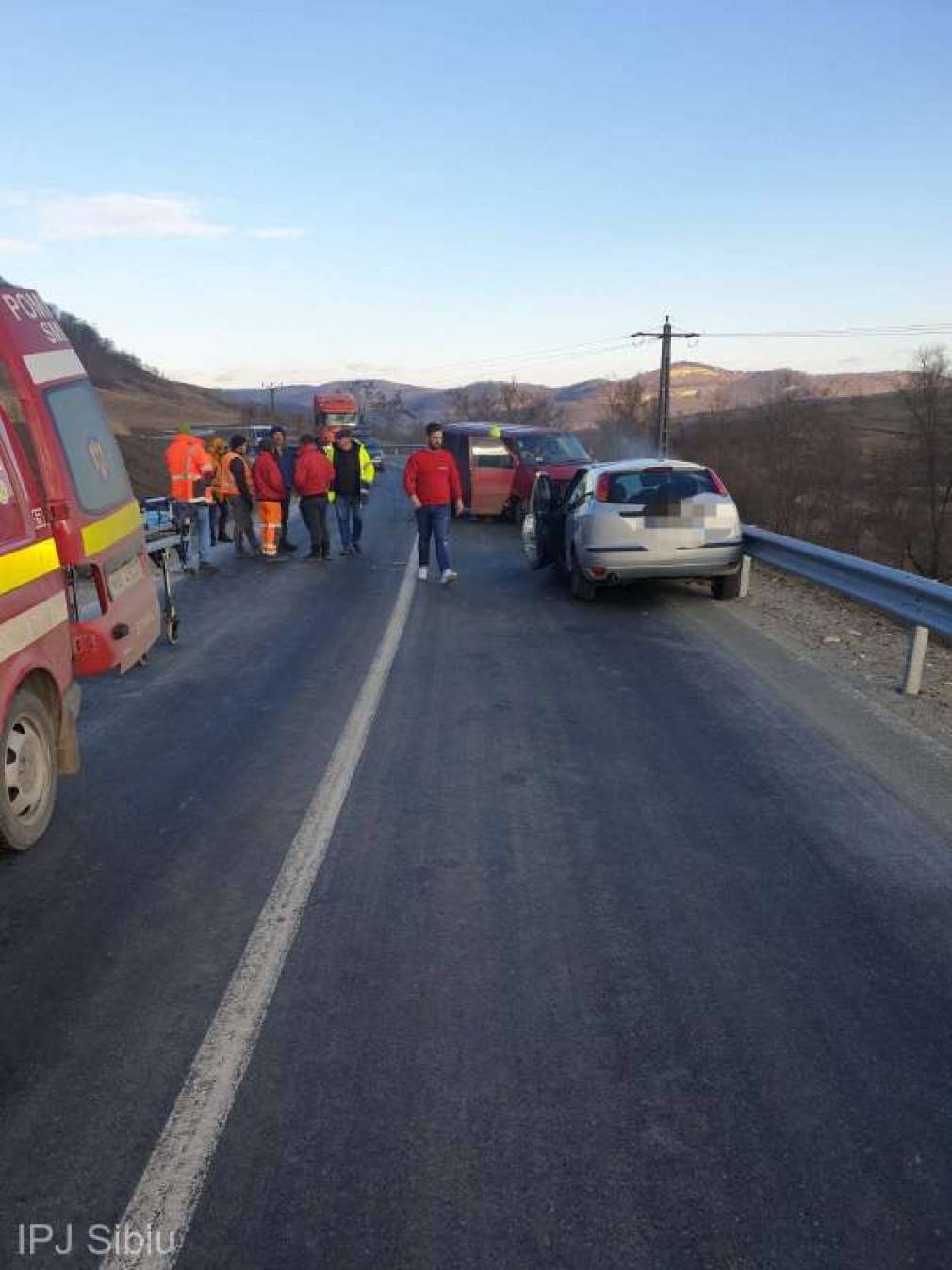 Trei persoane rănite în urma impactului între un microbuz şi un autoturism