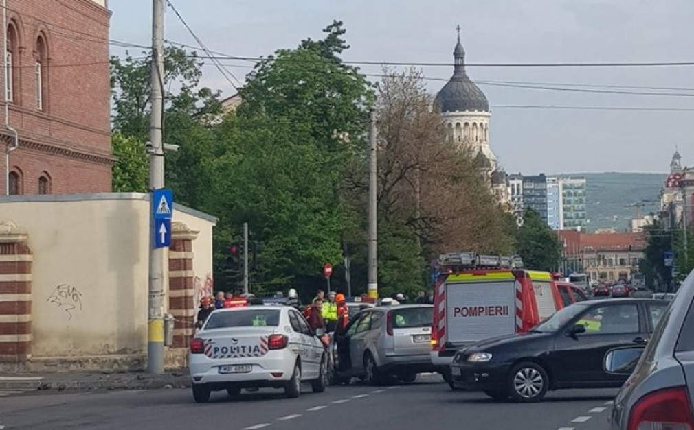 Femeie strivită de o mașină de poliție