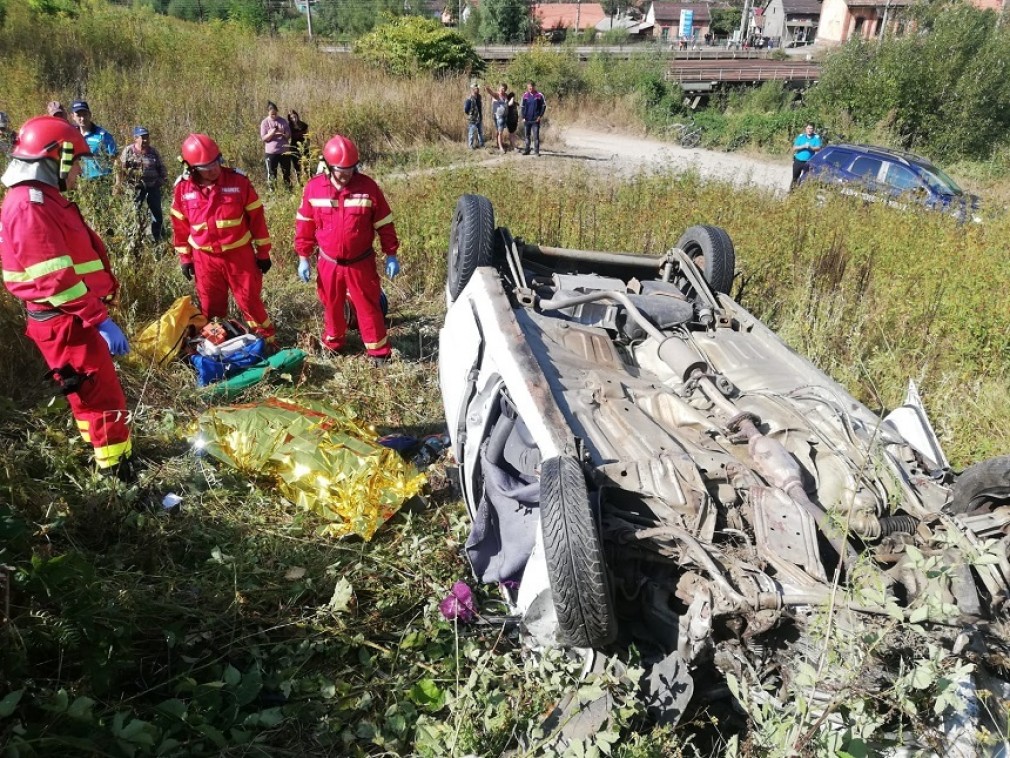 Un mort şi doi răniţi în urma unui accident în judeţul Hunedoara