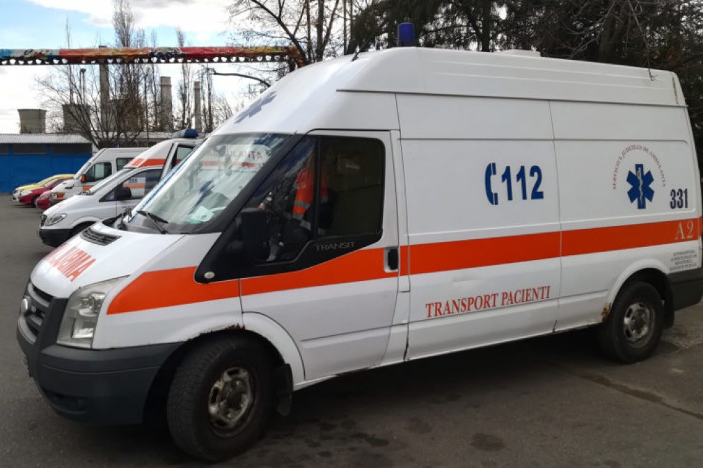 O ambulanţă s-a răsturnat din cauza poleiului