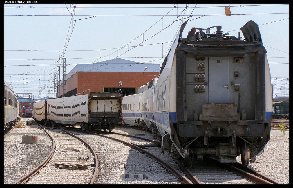 Un tren a lovit o mașină