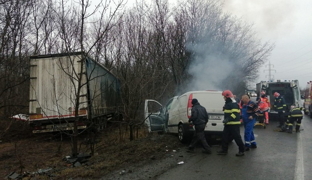 O persoană decedată în urma coliziunii dintre un autotren şi o autoutilitară