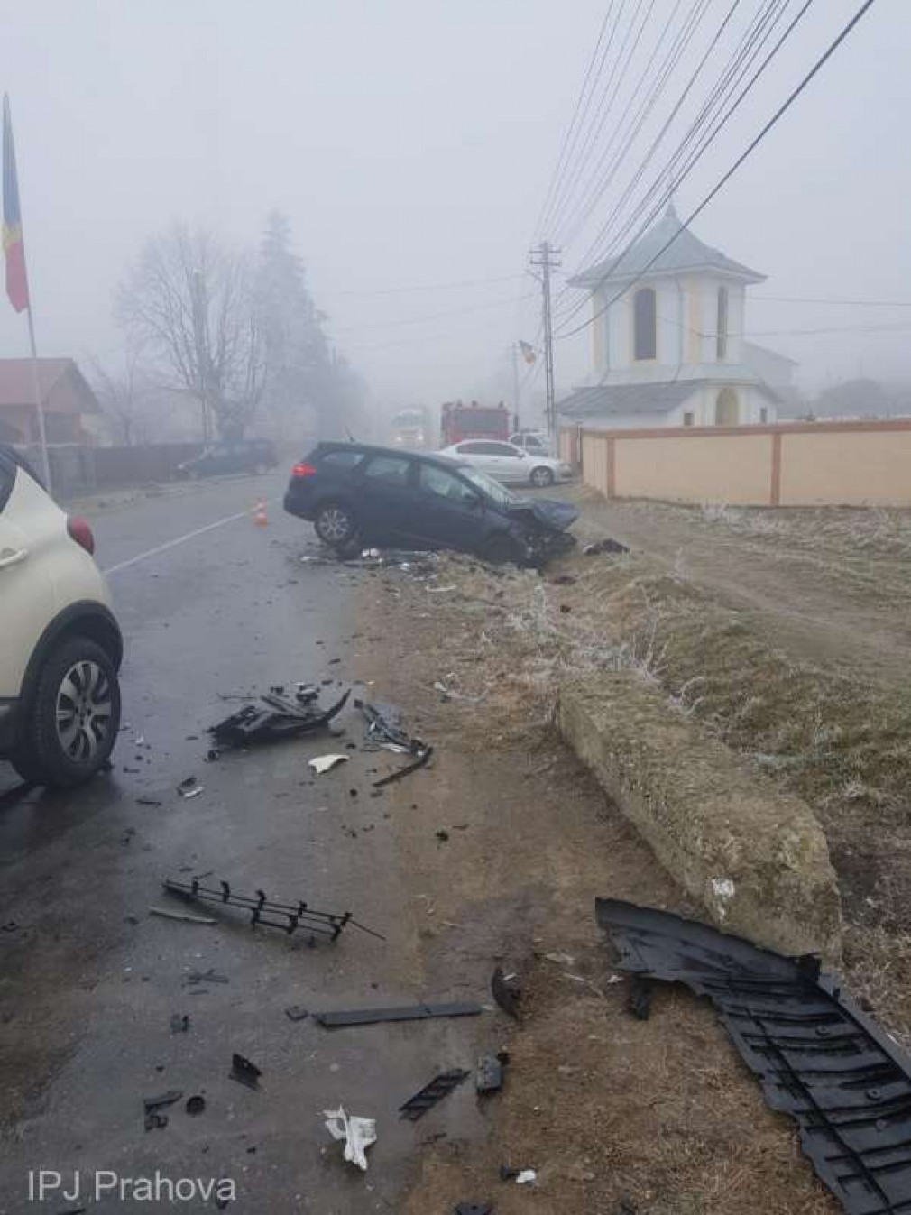 Trei răniți după ce două mașini s-au lovit frontal