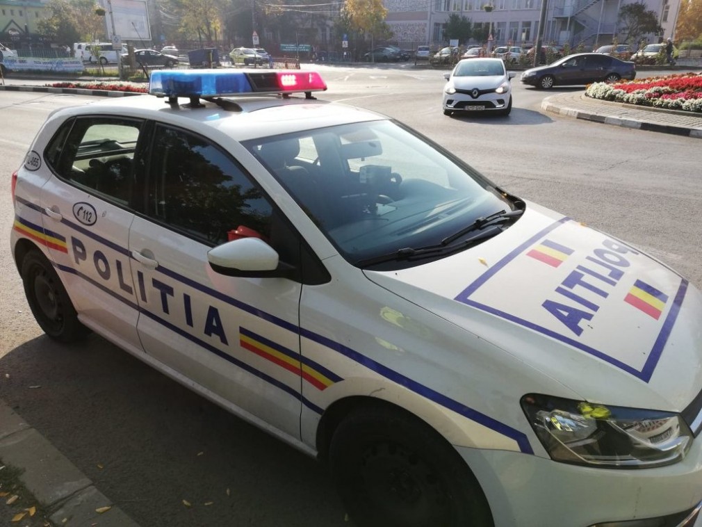 Agent de poliţie rănit după ce s-ar fi împuşcat în timpul serviciului