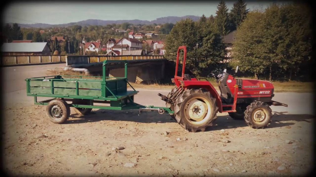 Remorca unui tractor s-a răsturnat. Un mort și trei răniți