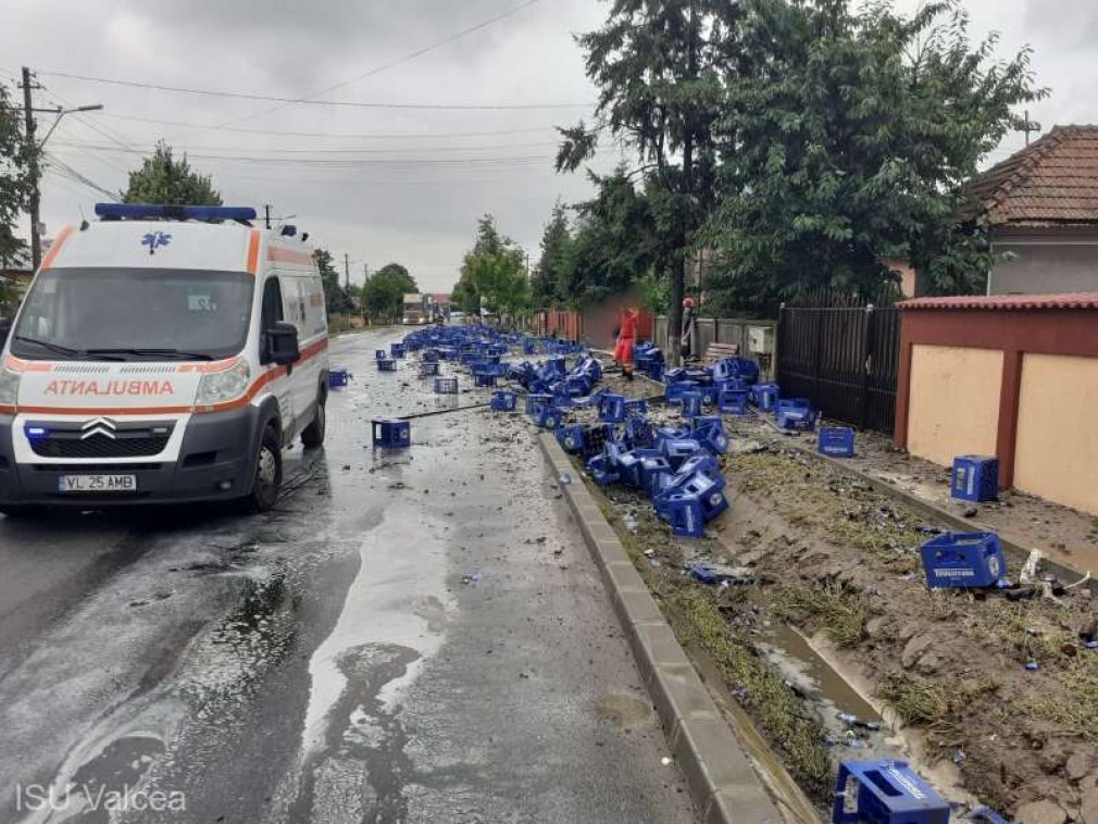 O femeie a fost rănită după ce a fost lovită de sticle cu bere căzute dintr-un TIR