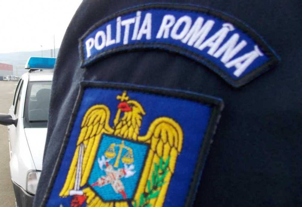 Poliţişti stropiţi cu benzină şi ameninţaţi cu incendierea după ce au intervenit într-un conflict