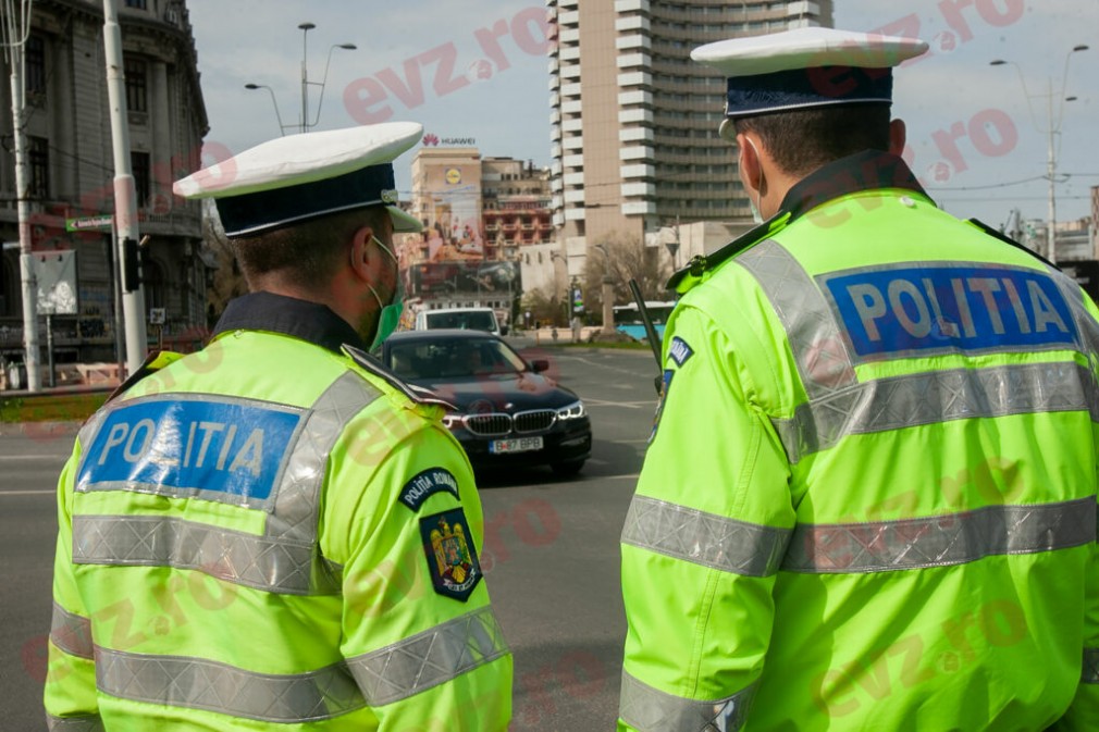 Poliţist judecat pentru că nu l-ar fi sancţionat pe un bărbat prins că depăşise limita de viteză, ci pe mama acestuia